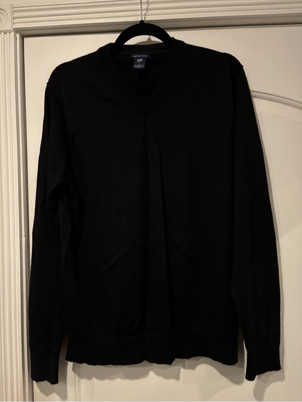 GAP Men’s Black V-Neck Sweater – Lightweight Classic Knit